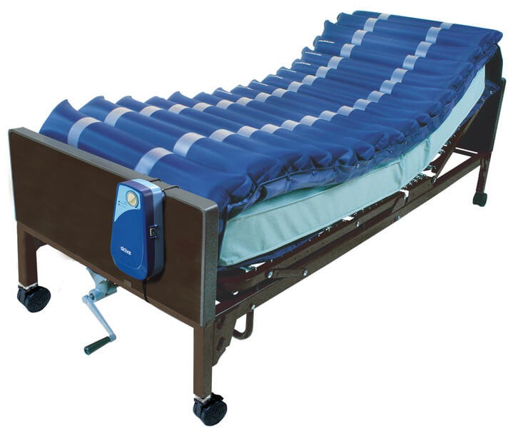 Кровать для лежачего больного вовсе не обязательно должна располагаться только в больничной палате.